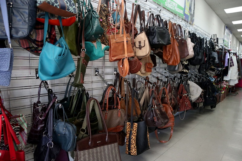 the-outfit-repeater-hannah-rupp-fashion-blog-thrift-store-reviews-northern-illinois-goodwill-inexpensive-cheap-shopping-secondhand-thrifting-02