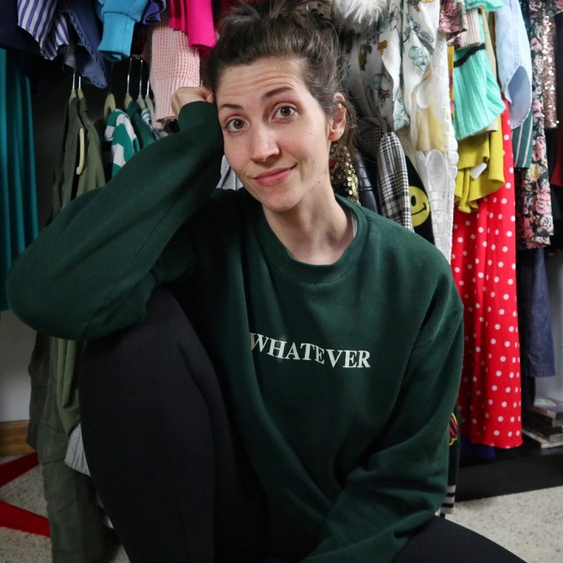 stylist hannah rupp wears a dark green cropped sweatshirt and leggings outfit while safer at home