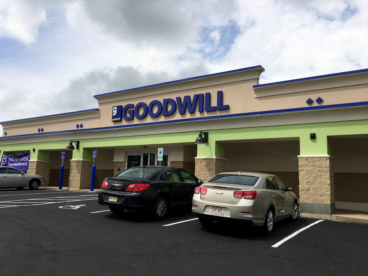 wisconsin-thrift-store-goodwill-verona-hannahrupp-outfitrepeater-01