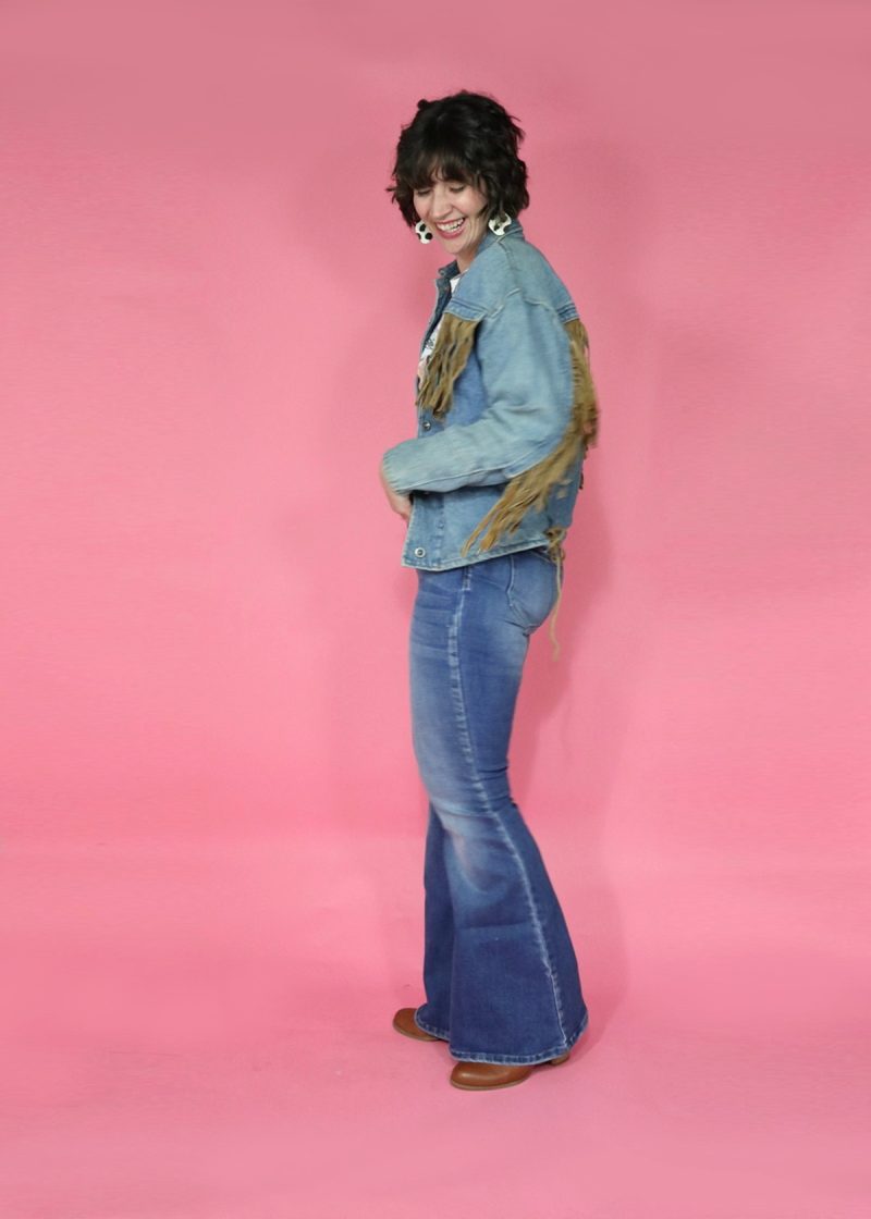 3 Jeans + Graphic Tee Outfit Ideas To Show Off Your Personality | theoutfitrepeater.com