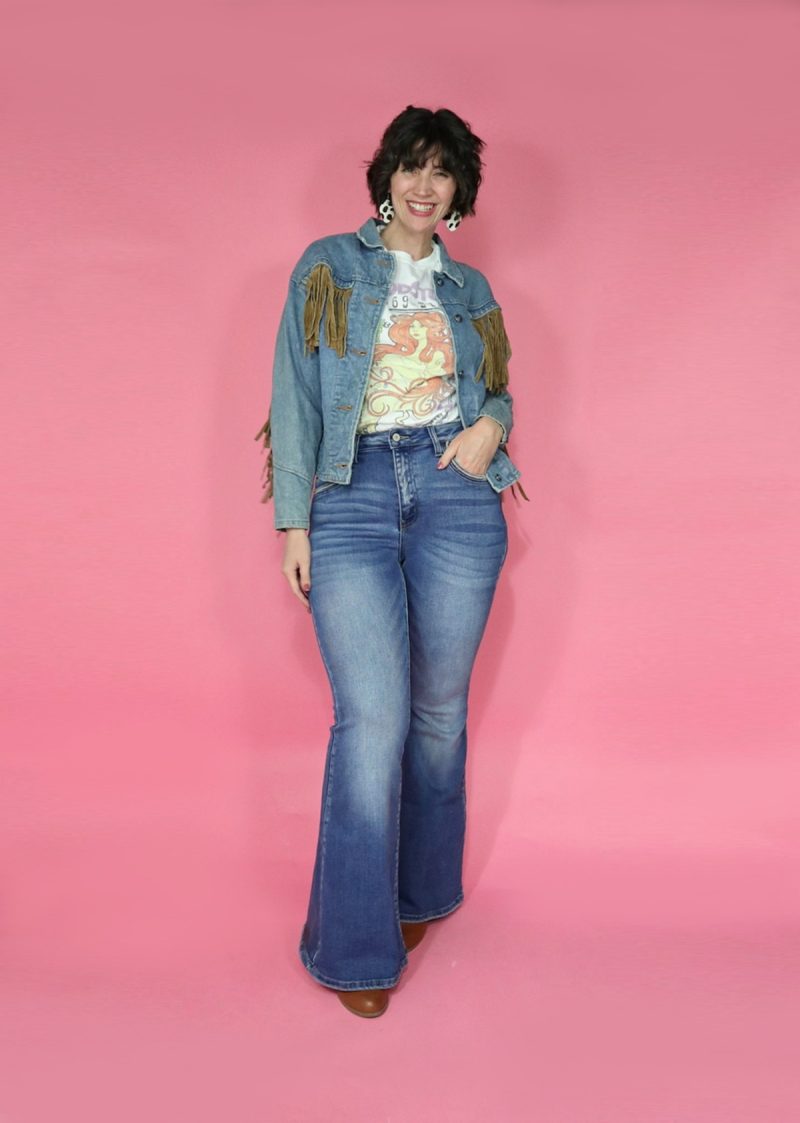 3 Jeans + Graphic Tee Outfit Ideas To Show Off Your Personality | theoutfitrepeater.com