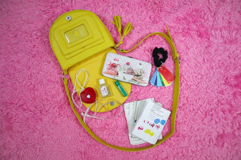 What's In My Bag: Thrifting Edition | www.theoutfitrepeater.com Essential Items for Thrifting Success