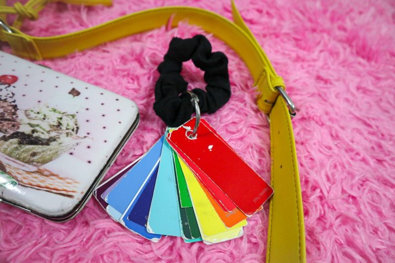 What's In My Bag: Thrifting Edition | www.theoutfitrepeater.com Essential Items for Thrifting Success color wheel, color guide, paint chip samples