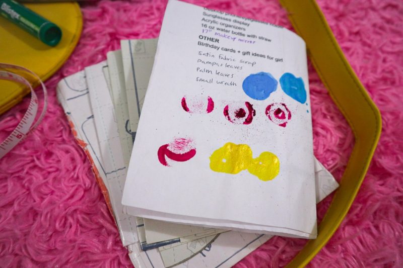 What's In My Bag: Thrifting Edition | www.theoutfitrepeater.com Essential Items for Thrifting Success paper lists, thrifting wishlist, shopping list