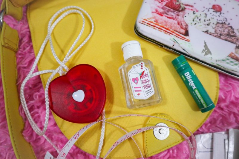 What's In My Bag: Thrifting Edition | www.theoutfitrepeater.com Essential Items for Thrifting Success retractable measuring tape